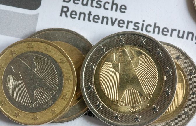 Wer bei Beruf zurücksteckt, um Angehörige zu pflegen, riskiert Einschnitte in der Rente. Das muss nicht sein.<span class='image-autor'>Fernando Gutierrez-Juarez/dpa</span>