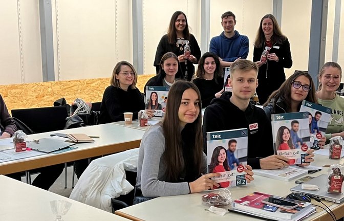 Die ukrainischen Schüler und ihr Lehrer Sascha Dankudis (hinten Mitte) freuten sich über den Nikolaus aus den Händen von Dr. Corina Szarka (hinten links) und Isabel Kurz (hinten rechts). <span class='image-autor'>Foto: p</span>
