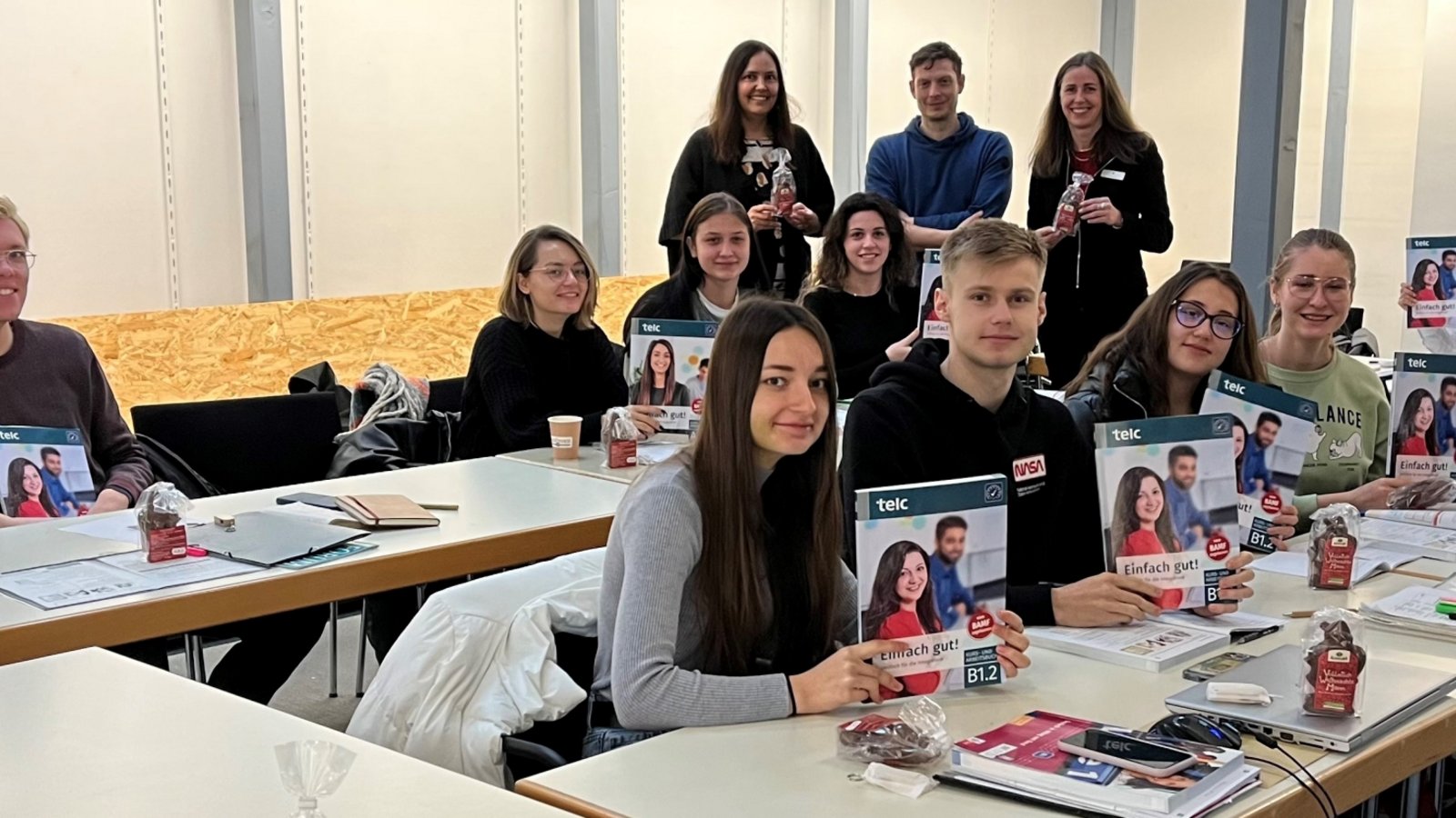 Die ukrainischen Schüler und ihr Lehrer Sascha Dankudis (hinten Mitte) freuten sich über den Nikolaus aus den Händen von Dr. Corina Szarka (hinten links) und Isabel Kurz (hinten rechts). Foto: p Die ukrainischen Schüler und ihr Lehrer Sascha Dankudis (hinten Mitte) freuten sich über den Nikolaus aus den Händen von Dr. Corina Szarka (hinten links) und Isabel Kurz (hinten rechts). Foto: p
