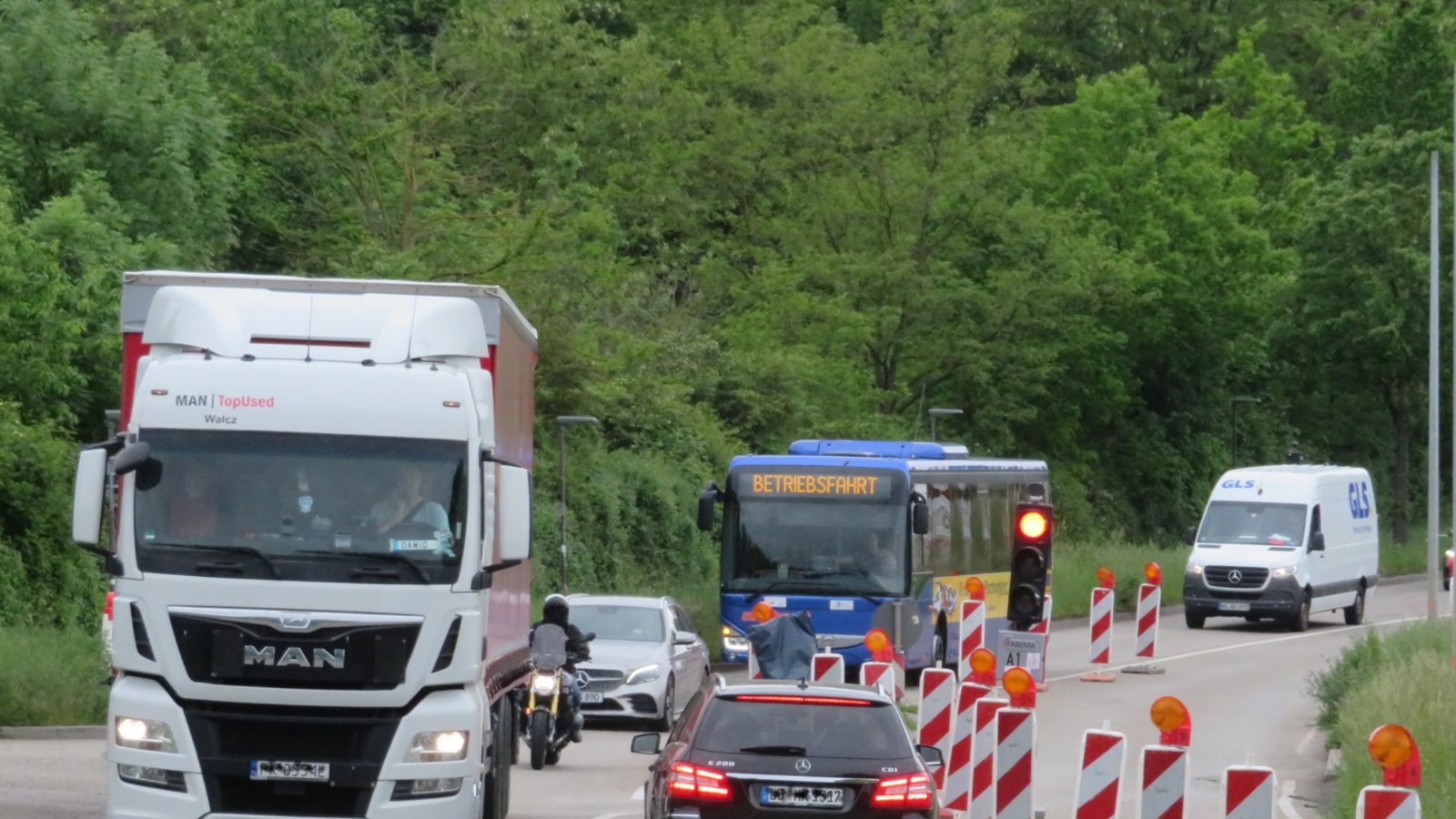 Noch bis voraussichtlich 19. Juni heißt es: Ampelregelung – lieber etwas mehr Zeit einplanen bei der Fahrt zum Vaihinger Bahnhof. In der Neuen Bahnhofstraße müssen die Gasleitung umgebaut und ein Schacht neu erstellt werden. Foto: Arning Noch bis voraussichtlich 19. Juni heißt es: Ampelregelung – lieber etwas mehr Zeit einplanen bei der Fahrt zum Vaihinger Bahnhof. In der Neuen Bahnhofstraße müssen die Gasleitung umgebaut und ein Schacht neu erstellt werden. Foto: Arning