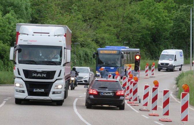 Noch bis voraussichtlich 19. Juni heißt es: Ampelregelung – lieber etwas mehr Zeit einplanen bei der Fahrt zum Vaihinger Bahnhof. In der Neuen Bahnhofstraße müssen die Gasleitung umgebaut und ein Schacht neu erstellt werden.  <span class='image-autor'>Foto: Arning</span>