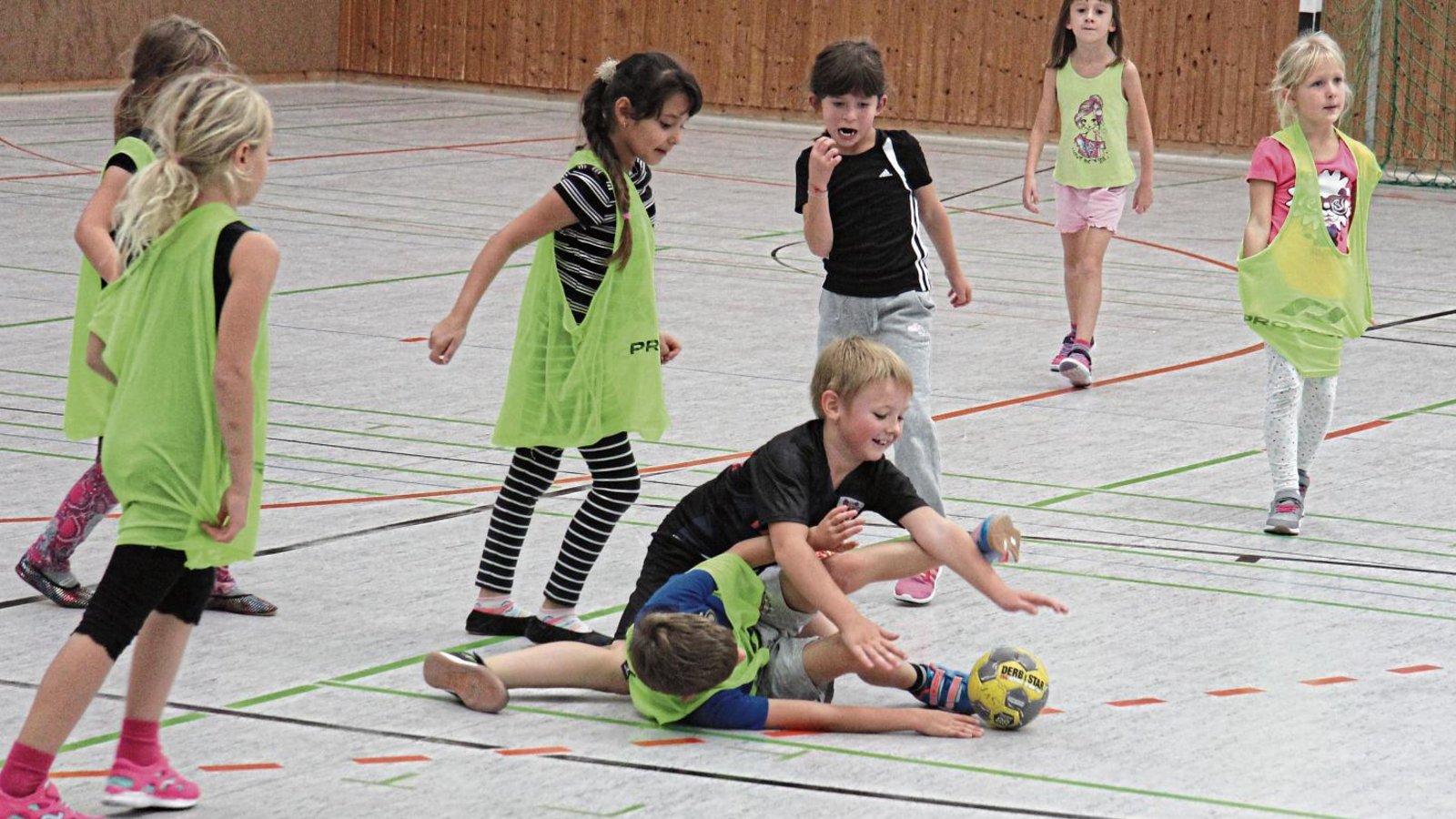 Wenn irgendwo ein Ball frei rollt, heißt es beim Handballgrundschulaktionstag in der Illinger Stromberg-Sporthalle meist: Alle auf ihn mit Gebrüll! Fotos: Nachreiner Wenn irgendwo ein Ball frei rollt, heißt es beim Handballgrundschulaktionstag in der Illinger Stromberg-Sporthalle meist: Alle auf ihn mit Gebrüll! Fotos: Nachreiner