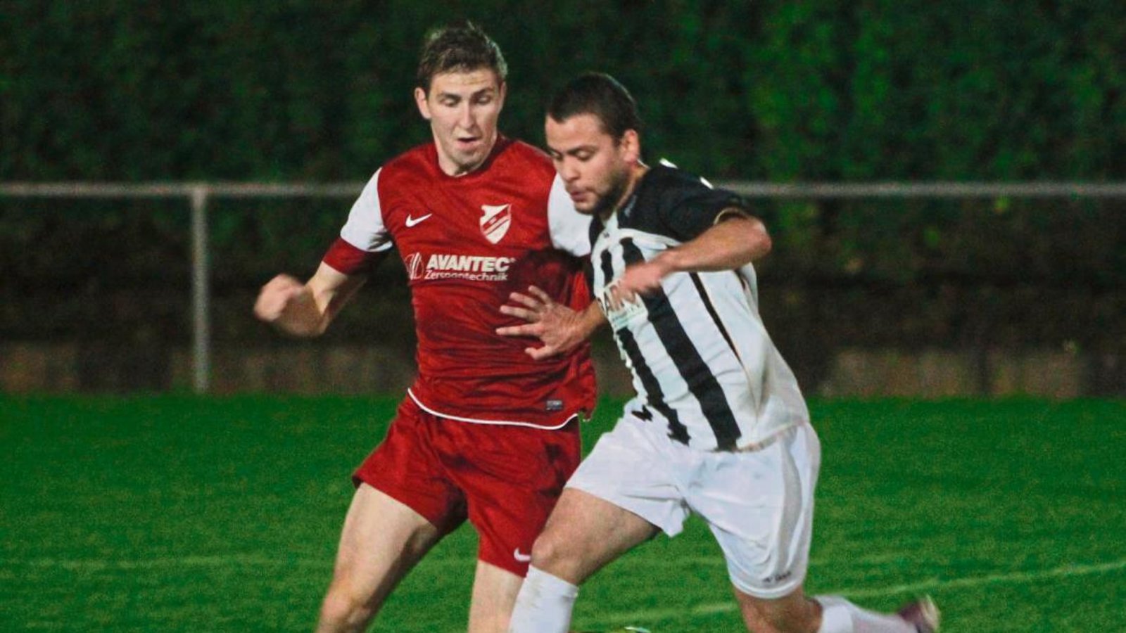 Für Alperen Ince und den TSV Enzweihingen gab es gestern Abend gegen Jakob Zoller und den SV Horrheim kaum ein Durchkommen. Die Horrheimer standen in der Abwehr sicher und erkämpften sich einen 2:0-Sieg. Foto: Nachreiner Für Alperen Ince und den TSV Enzweihingen gab es gestern Abend gegen Jakob Zoller und den SV Horrheim kaum ein Durchkommen. Die Horrheimer standen in der Abwehr sicher und erkämpften sich einen 2:0-Sieg. Foto: Nachreiner