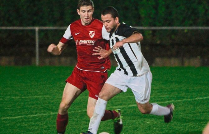 Für Alperen Ince und den TSV Enzweihingen gab es gestern Abend gegen Jakob Zoller und den SV Horrheim kaum ein Durchkommen. Die Horrheimer standen in der Abwehr sicher und erkämpften sich einen 2:0-Sieg. Foto: Nachreiner