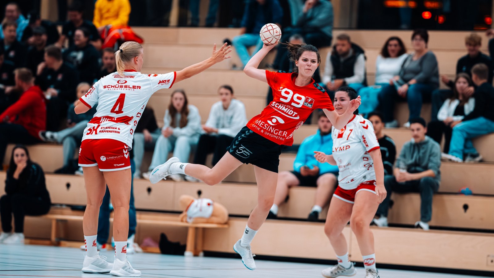 Fliegt Nele Kessler (Mitte) mit dem HCME dem nächsten Sieg entgegen? Foto: Krause