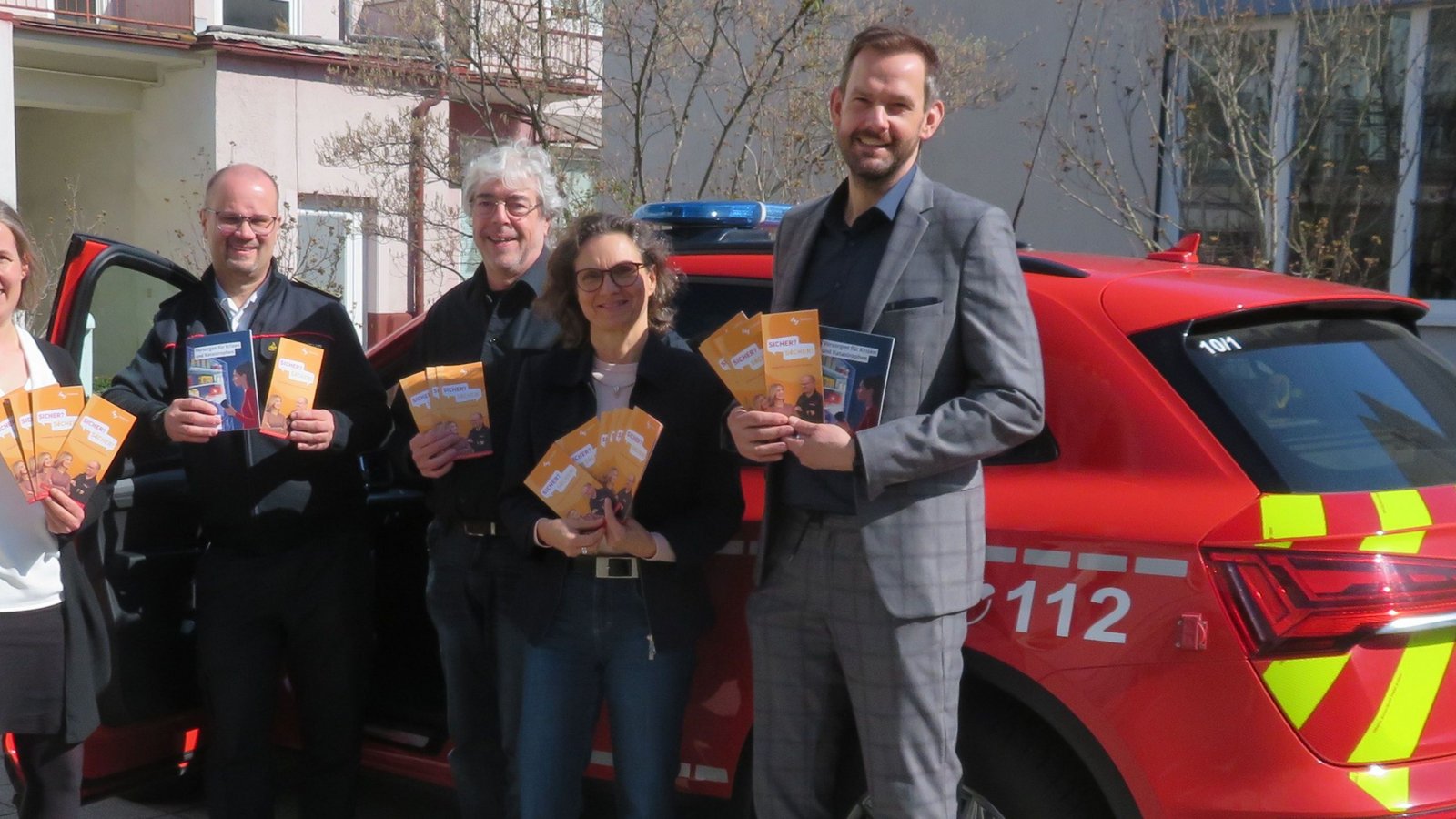 Auftakt der Kampagne (von links): Erste Landesbeamtin Dr. Hilde Neidhardt, Kreisbrandmeister Carsten Sorg, Jürgen Hörstmann und Stefanie Frey (Pressestelle) sowie Landrat Bastian Rosenau. Bild: Enzkreis Auftakt der Kampagne (von links): Erste Landesbeamtin Dr. Hilde Neidhardt, Kreisbrandmeister Carsten Sorg, Jürgen Hörstmann und Stefanie Frey (Pressestelle) sowie Landrat Bastian Rosenau. Bild: Enzkreis