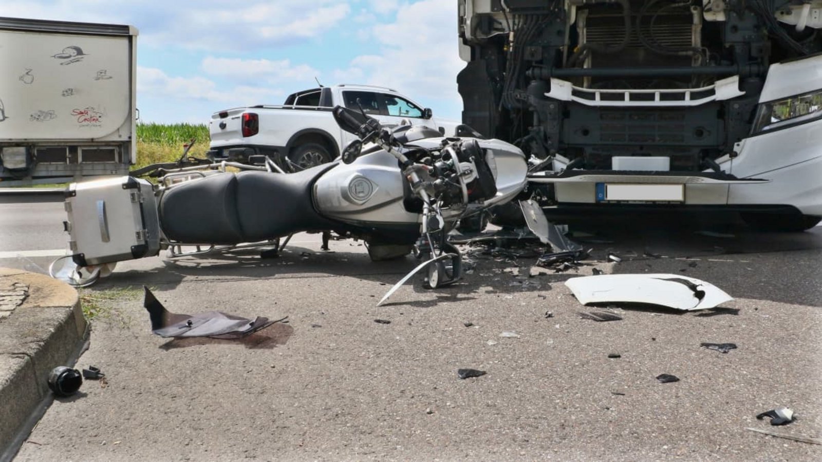 Der Motorradfahrer wurde bei dem Unfall leicht verletzt.KS-Images.de / Andreas Rometsch Der Motorradfahrer wurde bei dem Unfall leicht verletzt.KS-Images.de / Andreas Rometsch