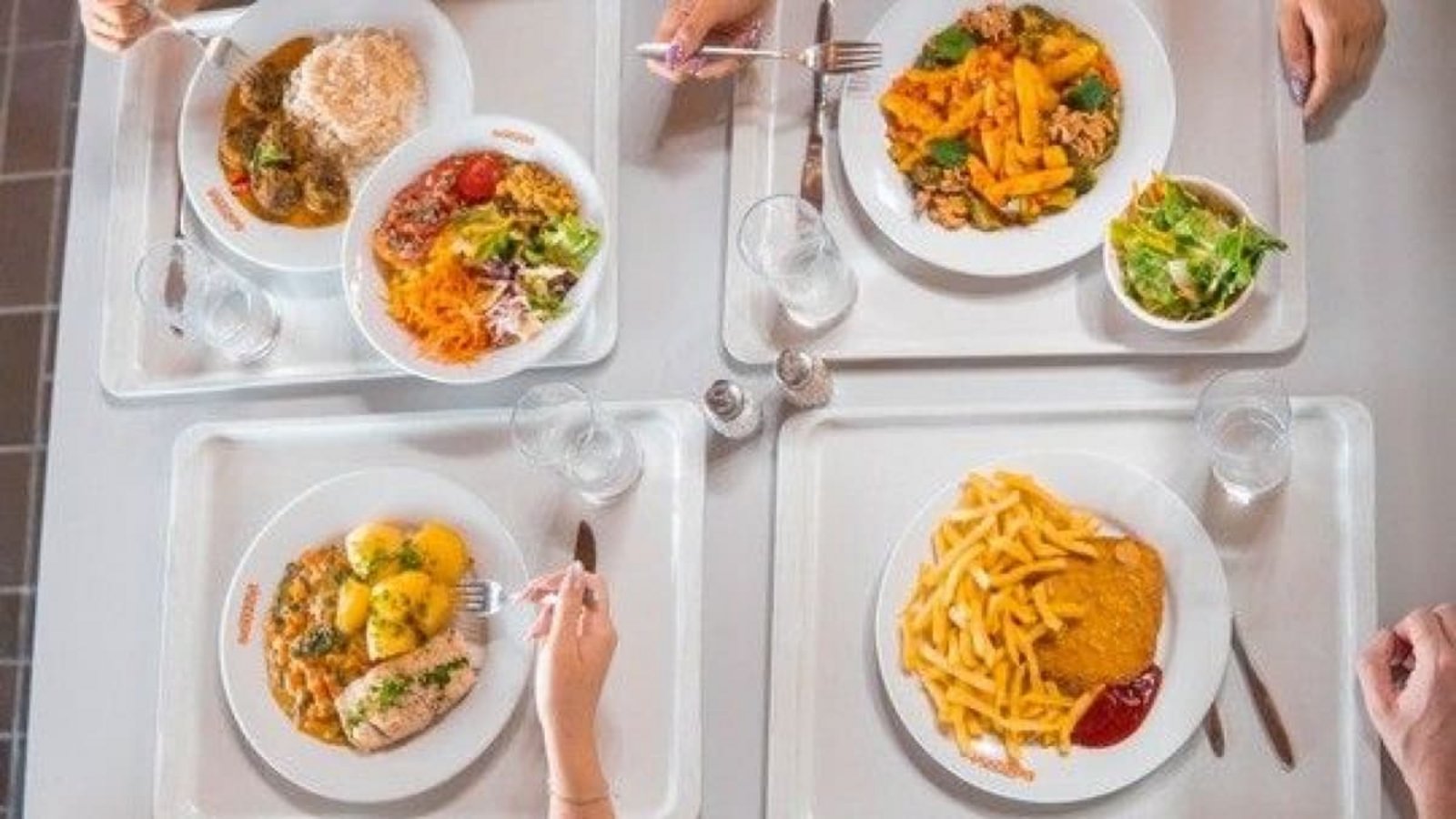 In den Mensen in Deutschland gibt es immer mehr veganes Essen. Fleisch und Fisch ist aber weiterhin im Angebot.Seezeit Studierendenwerk Bodensee In den Mensen in Deutschland gibt es immer mehr veganes Essen. Fleisch und Fisch ist aber weiterhin im Angebot.Seezeit Studierendenwerk Bodensee