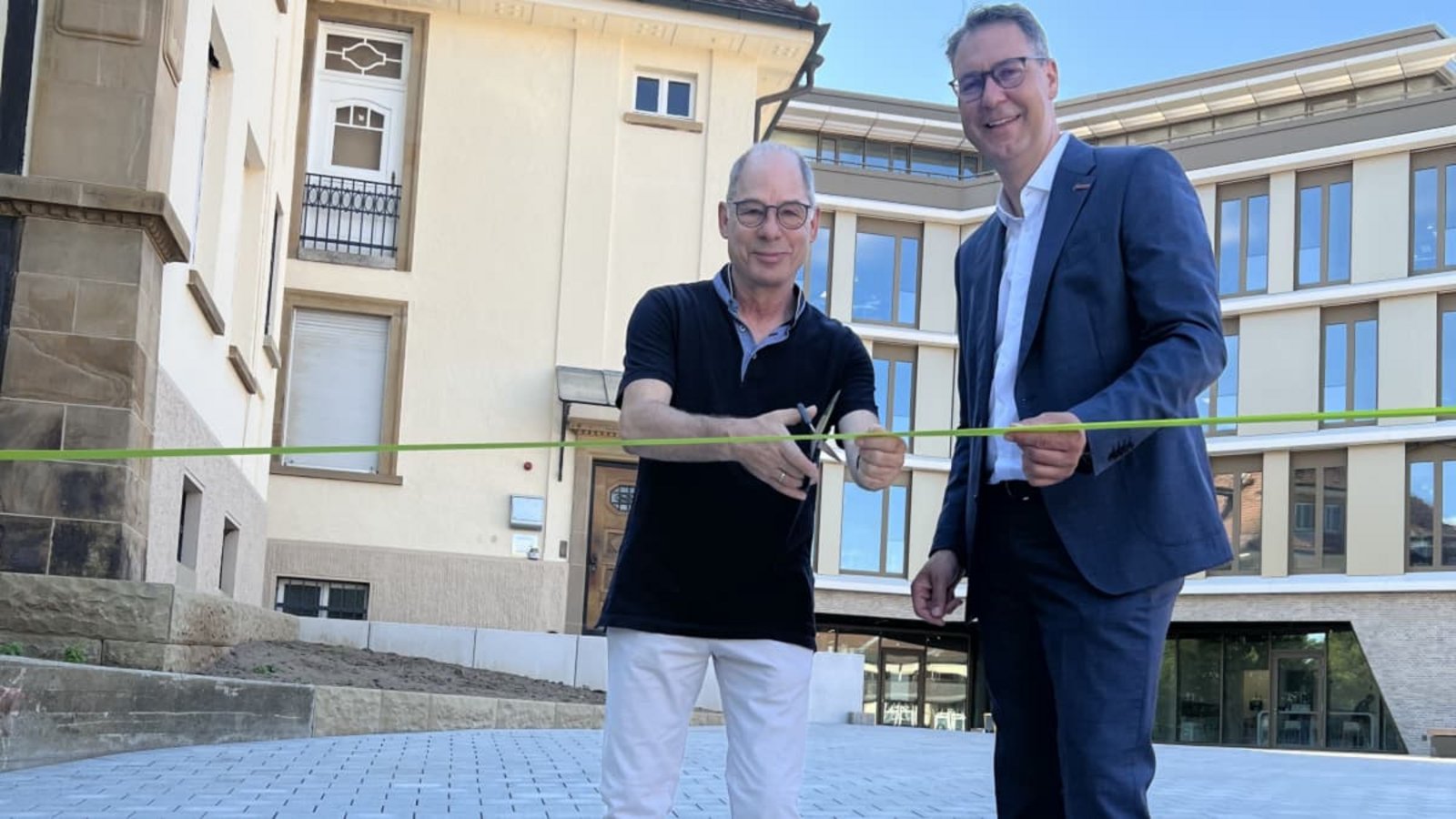 Der Haupteingang zum neuen Landratsamt in Waiblingen ist fertig:&nbsp; Landrat Richard Sigel (rechts) eröffnete den Weg symbolisch gemeinsam mit Michael Denzel vom Jugendzentrum Villa Roller.Landratsamt