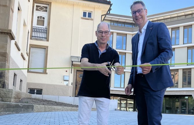 Der Haupteingang zum neuen Landratsamt in Waiblingen ist fertig:&nbsp; Landrat Richard Sigel (rechts) eröffnete den Weg symbolisch gemeinsam mit Michael Denzel vom Jugendzentrum Villa Roller.<span class='image-autor'>Landratsamt</span>