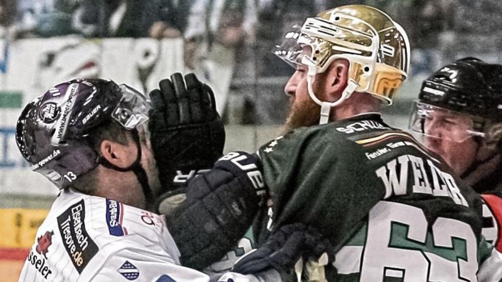Bietigheims Shawn Weller (rechts) flog gegen die Kassel Huskies mit zwei plus zwei plus zehn Strafminuten im letzten Drittel vom Feld und wurde damit seinem Image als Bad Boy der Deutschen Eishockey Liga (DEL) 2 wieder einmal gerecht. Foto: Archiv/Simecek Bietigheims Shawn Weller (rechts) flog gegen die Kassel Huskies mit zwei plus zwei plus zehn Strafminuten im letzten Drittel vom Feld und wurde damit seinem Image als Bad Boy der Deutschen Eishockey Liga (DEL) 2 wieder einmal gerecht. Foto: Archiv/Simecek