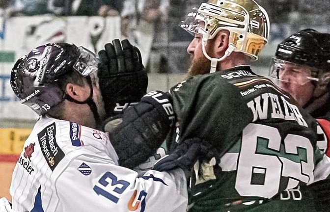 Bietigheims Shawn Weller (rechts) flog gegen die Kassel Huskies mit zwei plus zwei plus zehn Strafminuten im letzten Drittel vom Feld und wurde damit seinem Image als Bad Boy der Deutschen Eishockey Liga (DEL) 2 wieder einmal gerecht. Foto: Archiv/Simecek