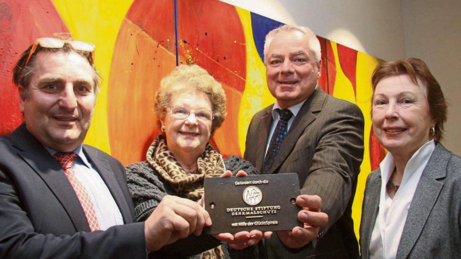 Christoph Grüber (links) von Toto-Lotto sowie Gisela Lasartzyk und Maria Rhode vom Ortskuratorium Stuttgart der Deutschen Stiftung Denkmalschutz (von links) haben Sachsenheims Bürgermeister Horst Fiedler eine Bronzetafel für die Burgruine Altsachsenheim überreicht. Foto: Rostek Christoph Grüber (links) von Toto-Lotto sowie Gisela Lasartzyk und Maria Rhode vom Ortskuratorium Stuttgart der Deutschen Stiftung Denkmalschutz (von links) haben Sachsenheims Bürgermeister Horst Fiedler eine Bronzetafel für die Burgruine Altsachsenheim überreicht. Foto: Rostek