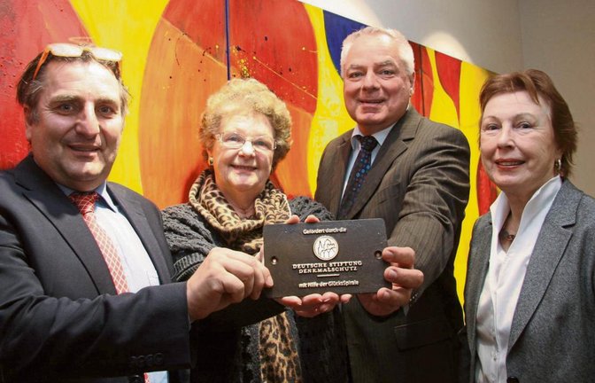 Christoph Grüber (links) von Toto-Lotto sowie Gisela Lasartzyk und Maria Rhode vom Ortskuratorium Stuttgart der Deutschen Stiftung Denkmalschutz (von links) haben Sachsenheims Bürgermeister Horst Fiedler eine Bronzetafel für die Burgruine Altsachsenheim überreicht. Foto: Rostek
