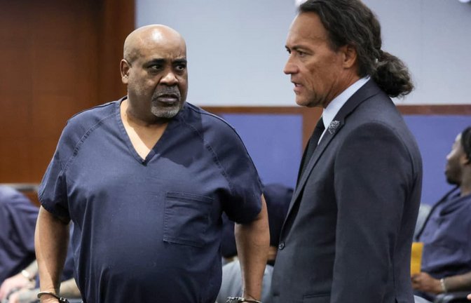 Der Angeklagte Duane Davis (r.) mit seinem Anwalt Michael Sanft. Davis muss sich wegen seiner mutmaßlichen Beteiligung an der Ermordung des Rappers Tupac Shakur vor Gericht verantworten (Archivfoto).<span class='image-autor'>ETHAN MILLER/afp</span>