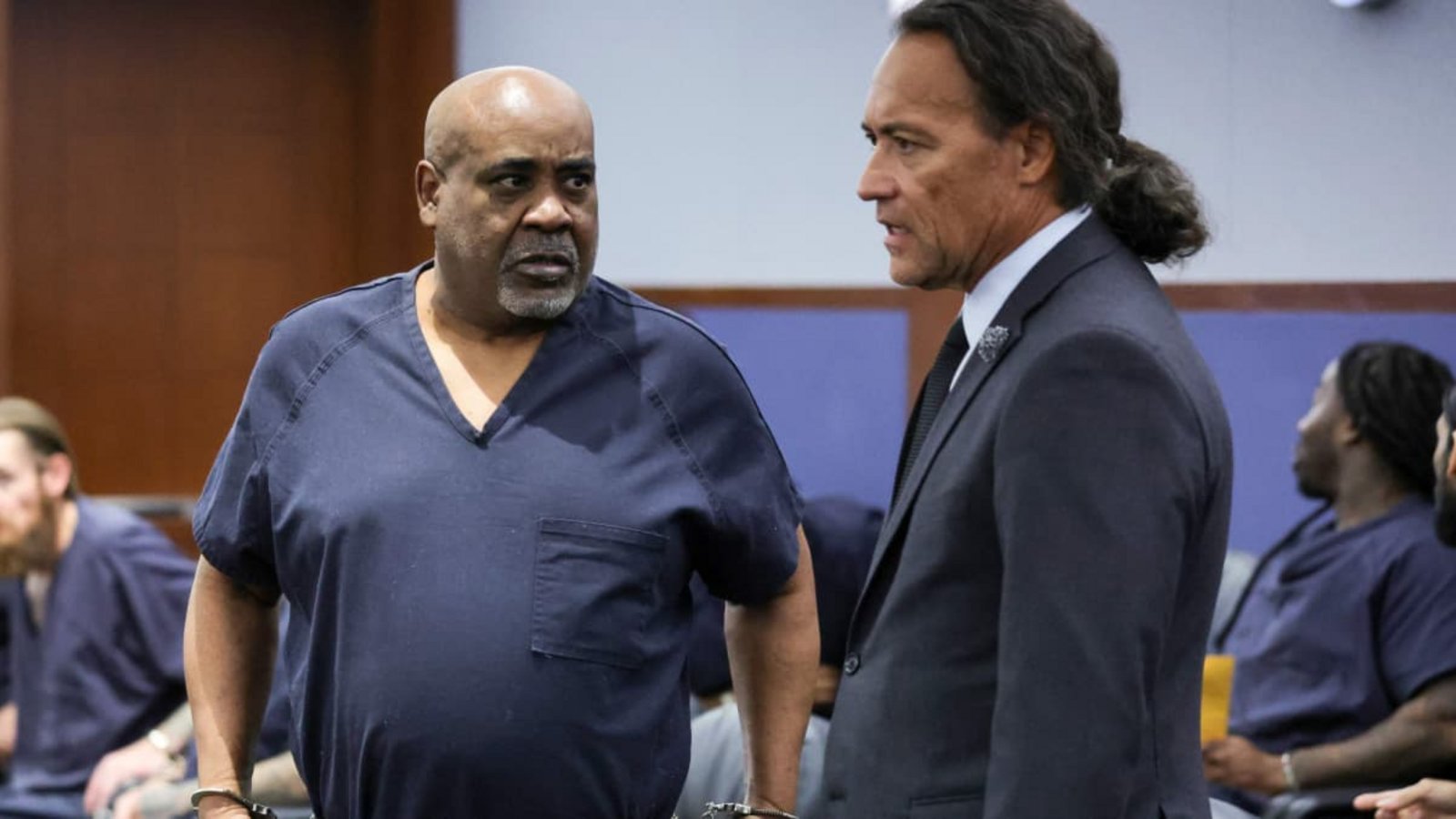 Der Angeklagte Duane Davis (r.) mit seinem Anwalt Michael Sanft. Davis muss sich wegen seiner mutmaßlichen Beteiligung an der Ermordung des Rappers Tupac Shakur vor Gericht verantworten (Archivfoto).ETHAN MILLER/afp Der Angeklagte Duane Davis (r.) mit seinem Anwalt Michael Sanft. Davis muss sich wegen seiner mutmaßlichen Beteiligung an der Ermordung des Rappers Tupac Shakur vor Gericht verantworten (Archivfoto).ETHAN MILLER/afp