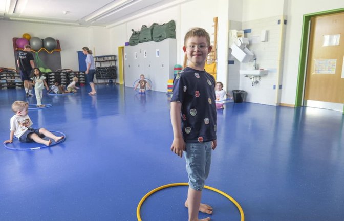 Heather und Marcus Schweikers Sohn Elias ist beeinträchtigt. Die Eltern sind froh, dass sie in Münchingen im Sportnest einen Betreuungsplatz bekommen haben. Die Kita ist bekannt dafür, Inklusion zu leben - und deshalb für den Deutschen Kita-Preis nominiert.<span class='image-autor'>Simon Granville</span>