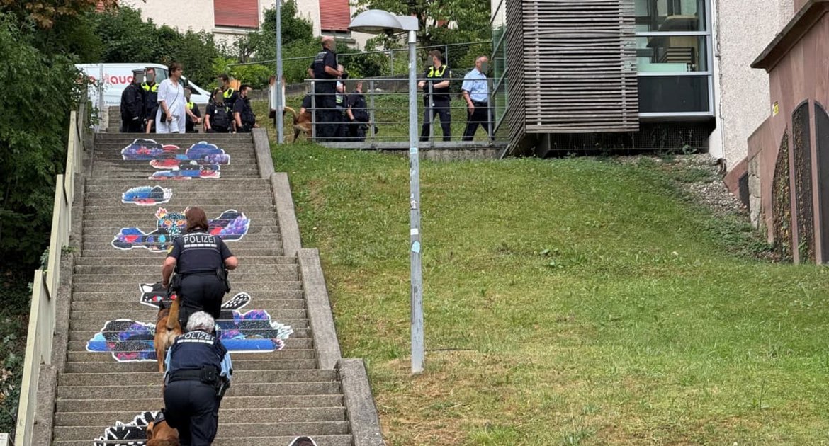 Montagmittag, 13.40 Uhr: Rund 20 Polizeibeamte mit einem halben Dutzend Hunden stürmen in die Tübinger Außenstelle der JVA Rottenburg in der Doblerstraße.