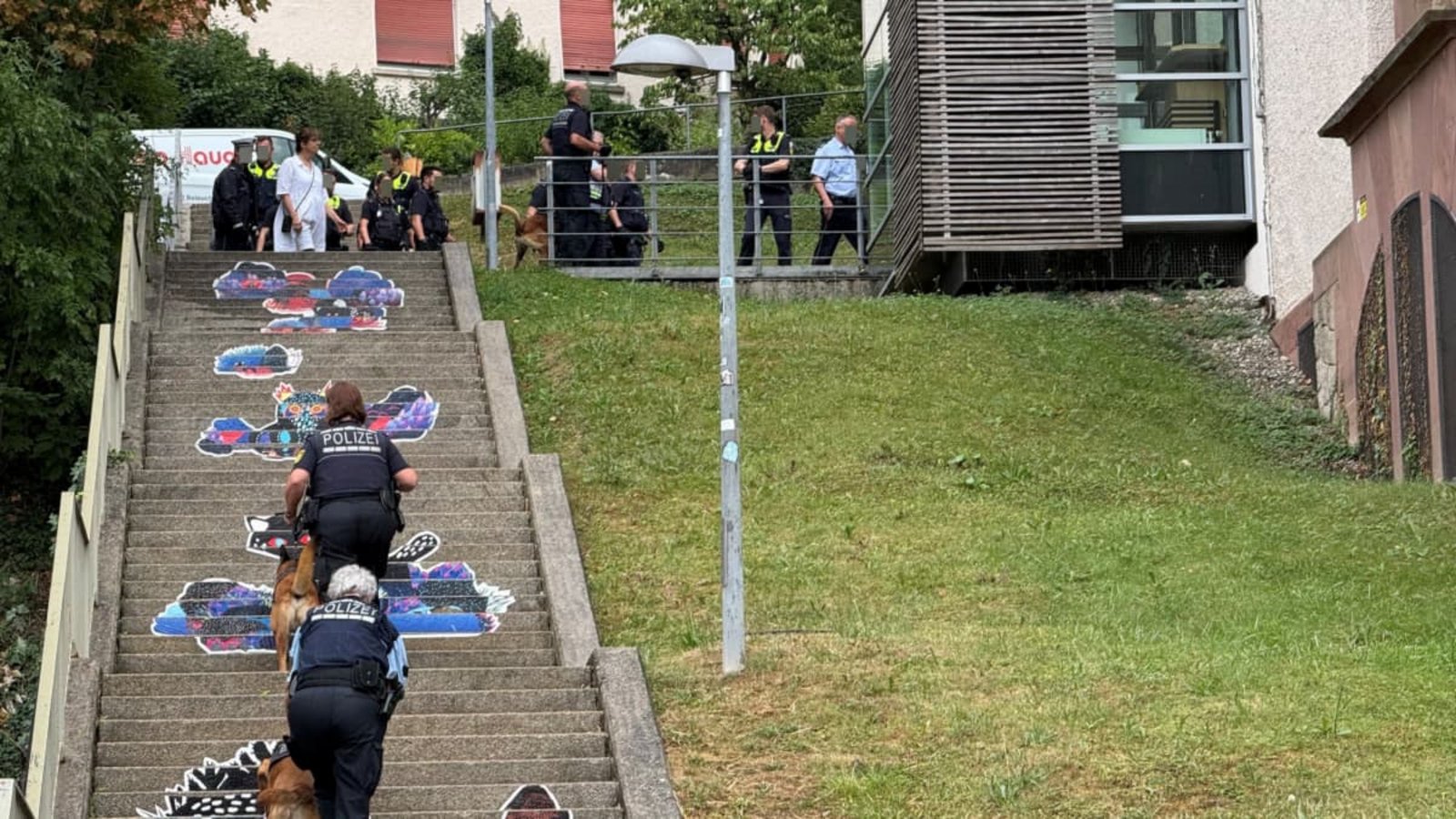 Montagmittag, 13.40 Uhr: Rund 20 Polizeibeamte mit einem halben Dutzend Hunden stürmen in die Tübinger Außenstelle der JVA Rottenburg in der Doblerstraße.Holger Weyhmüller Montagmittag, 13.40 Uhr: Rund 20 Polizeibeamte mit einem halben Dutzend Hunden stürmen in die Tübinger Außenstelle der JVA Rottenburg in der Doblerstraße.Holger Weyhmüller