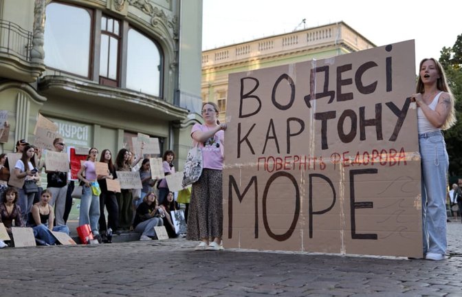 In Odessa demonstrieren überwiegend junge Menschen für eine Rückkehr von Mykhailo Fedorow.<span class='image-autor'>IMAGO/Viacheslav Onyshchenko</span>