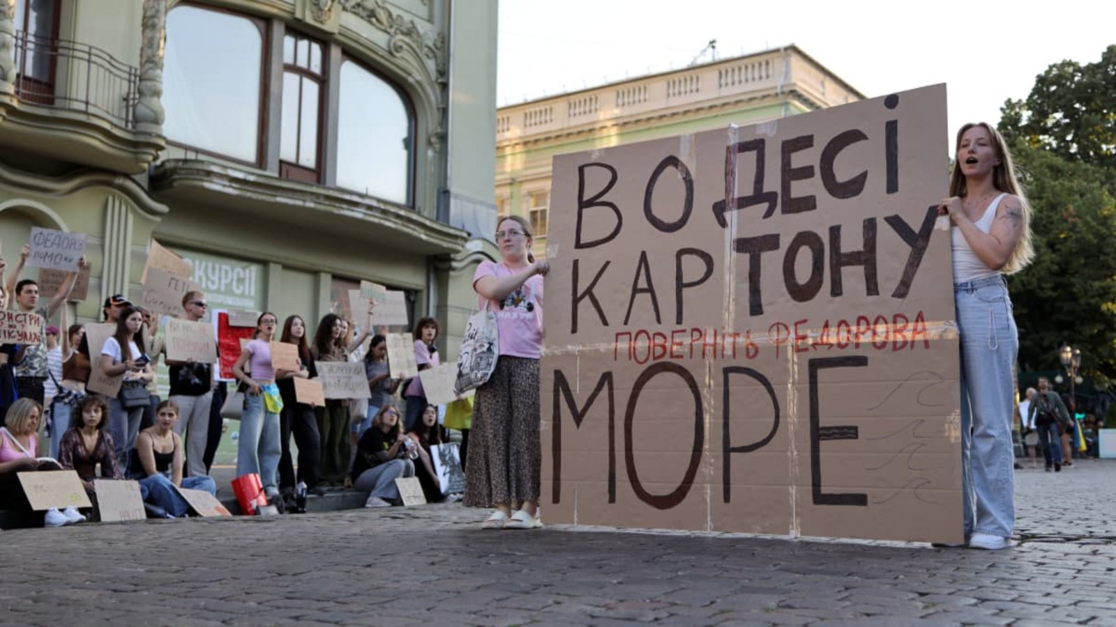 In Odessa demonstrieren überwiegend junge Menschen für eine Rückkehr von Mykhailo Fedorow.IMAGO/Viacheslav Onyshchenko In Odessa demonstrieren überwiegend junge Menschen für eine Rückkehr von Mykhailo Fedorow.IMAGO/Viacheslav Onyshchenko
