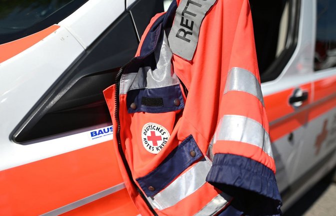 Eine Jacke eines Rettungssanitäters des Deutschen Roten Kreuzes hängt am Fenster eines Krankenwagens. (zu dpa: «19-Jährige bei Unfall auf Bundesstraße tödlich verletzt»)<span class='image-autor'>Patrick Seeger/dpa</span>