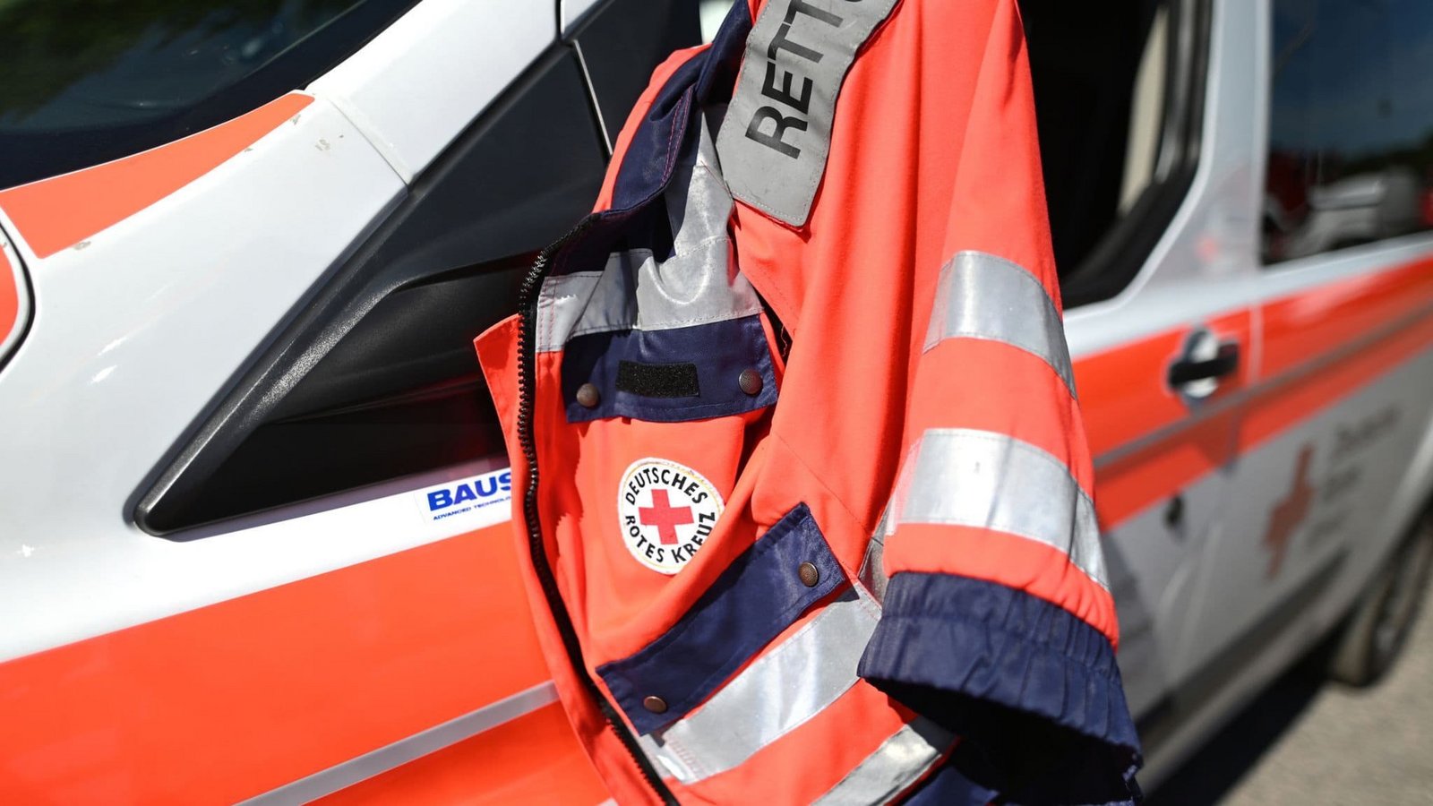 Eine Jacke eines Rettungssanitäters des Deutschen Roten Kreuzes hängt am Fenster eines Krankenwagens. (zu dpa: «19-Jährige bei Unfall auf Bundesstraße tödlich verletzt»)Patrick Seeger/dpa