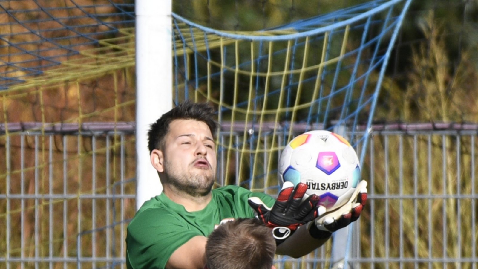 Phönix Lomersheim - TSV Nussdorf (schwarzer Dress) 2:1 15.10.2023, Fußball, Männer, Bezirksliga, Enz-Murr, Saison 2023 / 2024, TSV Keeper Kim Berberich (1 hinten) holt Oliver Lochmüller (19) den Ball vom Kopf