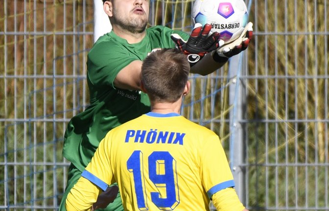 Phönix Lomersheim - TSV Nussdorf  (schwarzer Dress)   2:1 15.10.2023,  Fußball, Männer, Bezirksliga, Enz-Murr, Saison 2023 / 2024,  TSV Keeper Kim Berberich (1 hinten) holt Oliver Lochmüller (19) den Ball vom Kopf 