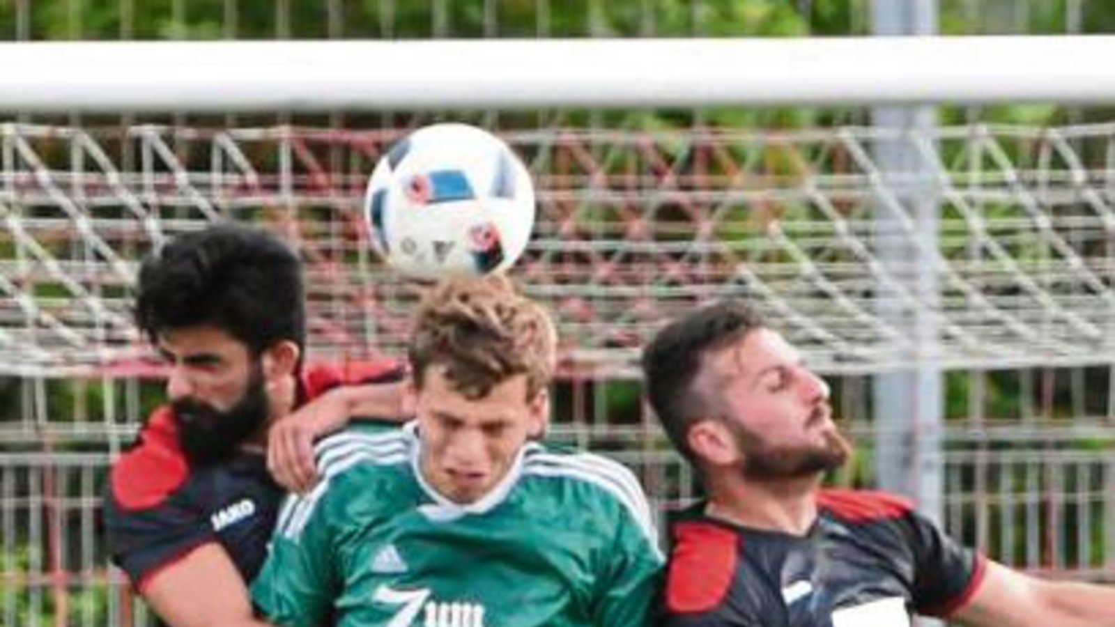 Iptingens Joshua Strasser (Mitte) wird hier von Wiernsheims Cenk-Eren Yildiz und Cihanjis Köksal am Kopfball gehindert. Foto: Leitner Iptingens Joshua Strasser (Mitte) wird hier von Wiernsheims Cenk-Eren Yildiz und Cihanjis Köksal am Kopfball gehindert. Foto: Leitner