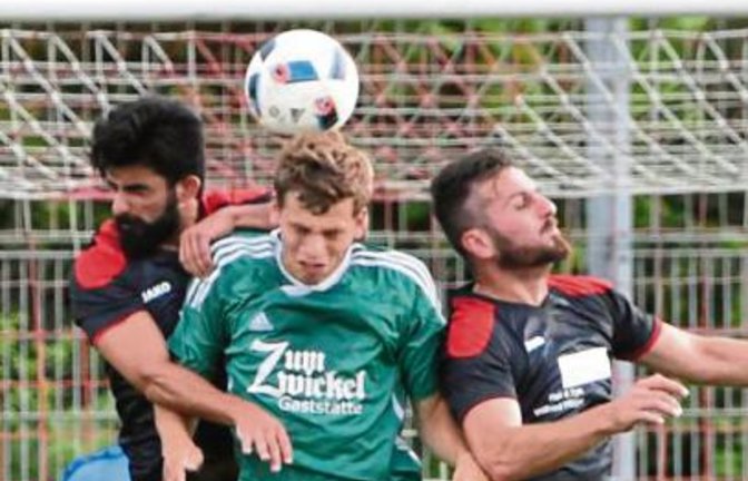 Iptingens Joshua Strasser (Mitte) wird hier von Wiernsheims Cenk-Eren Yildiz und Cihanjis Köksal am Kopfball gehindert.  Foto: Leitner