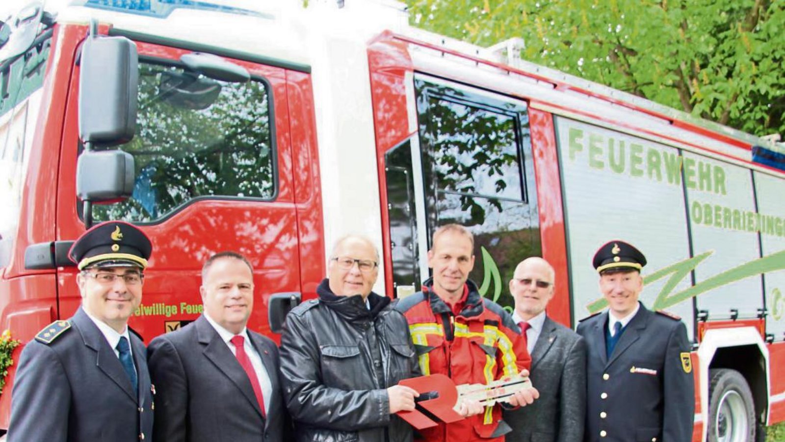 Kreisbrandmeister Andy Dorroch, Andreas Heinzinger, Bürgermeister Werner Somlai, Martin Schray, Pfarrer Ulrich Gratz und Feuerwehrverbandschef Klaus Haug (von links) bei der offiziellen Übergabe des neuen HLF 20 an die Oberriexinger Wehr. Fotos: Gergen