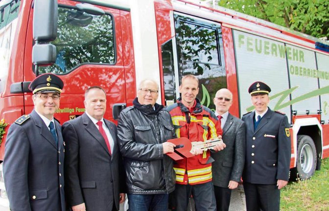 Kreisbrandmeister Andy Dorroch, Andreas Heinzinger, Bürgermeister Werner Somlai, Martin Schray, Pfarrer Ulrich Gratz und Feuerwehrverbandschef Klaus Haug (von links) bei der offiziellen Übergabe des neuen HLF 20 an die Oberriexinger Wehr. Fotos: Gergen