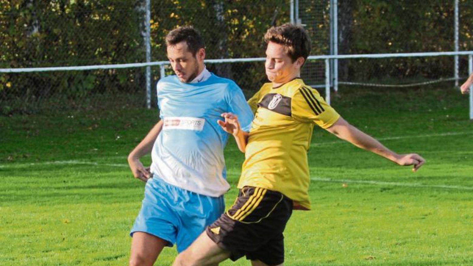 Sven Adam (links) ist der Taktgeber des VfB Vaihingen im defensiven Mittelfeld. Der Vaihinger hat bereits Bezirksliga-Erfahrung. Foto: Nachreiner Sven Adam (links) ist der Taktgeber des VfB Vaihingen im defensiven Mittelfeld. Der Vaihinger hat bereits Bezirksliga-Erfahrung. Foto: Nachreiner