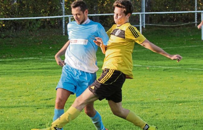 Sven Adam (links) ist der Taktgeber des VfB Vaihingen im defensiven Mittelfeld. Der Vaihinger hat bereits Bezirksliga-Erfahrung. Foto: Nachreiner