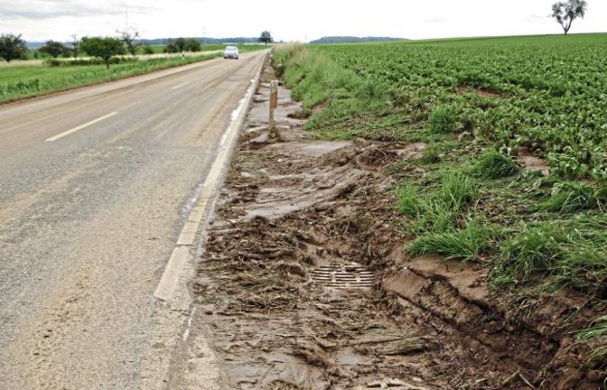 Eine Schlammlawine überzog nach heftigen Hagelschauern am Mittwoch die L 1135 zwischen Nussdorf und Aurich. Unser Bild zeigt den Zustand am Donnerstagmorgen, nachdem der Schlamm bereits mittels Traktorschaufel von der Straße und den Kanalschächten weggeräumt war.  Foto: Romanowski