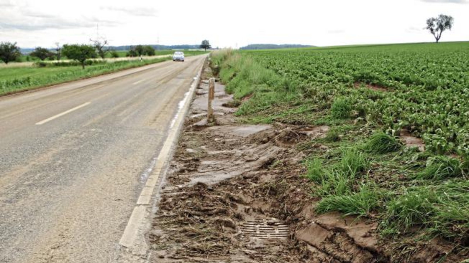 Eine Schlammlawine überzog nach heftigen Hagelschauern am Mittwoch die L 1135 zwischen Nussdorf und Aurich. Unser Bild zeigt den Zustand am Donnerstagmorgen, nachdem der Schlamm bereits mittels Traktorschaufel von der Straße und den Kanalschächten weggeräumt war.  Foto: Romanowski