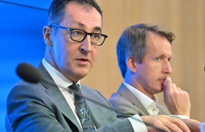 Ministerpräsident Cem Özdemir berichtet nach der Kabinettssitzung am Dienstag über die Entwicklung der Greentech-Branche in Baden-Württemberg. Rechts neben dem Grünen-Politiker: Regierungssprecher Matthias Gauger.<span class='image-autor'>Jennifer Kramer/dpa</span>