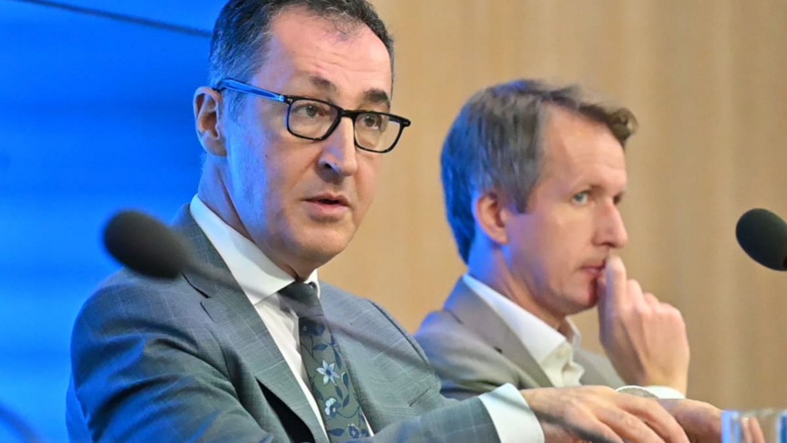Ministerpräsident Cem Özdemir berichtet nach der Kabinettssitzung am Dienstag über die Entwicklung der Greentech-Branche in Baden-Württemberg. Rechts neben dem Grünen-Politiker: Regierungssprecher Matthias Gauger.Jennifer Kramer/dpa Ministerpräsident Cem Özdemir berichtet nach der Kabinettssitzung am Dienstag über die Entwicklung der Greentech-Branche in Baden-Württemberg. Rechts neben dem Grünen-Politiker: Regierungssprecher Matthias Gauger.Jennifer Kramer/dpa