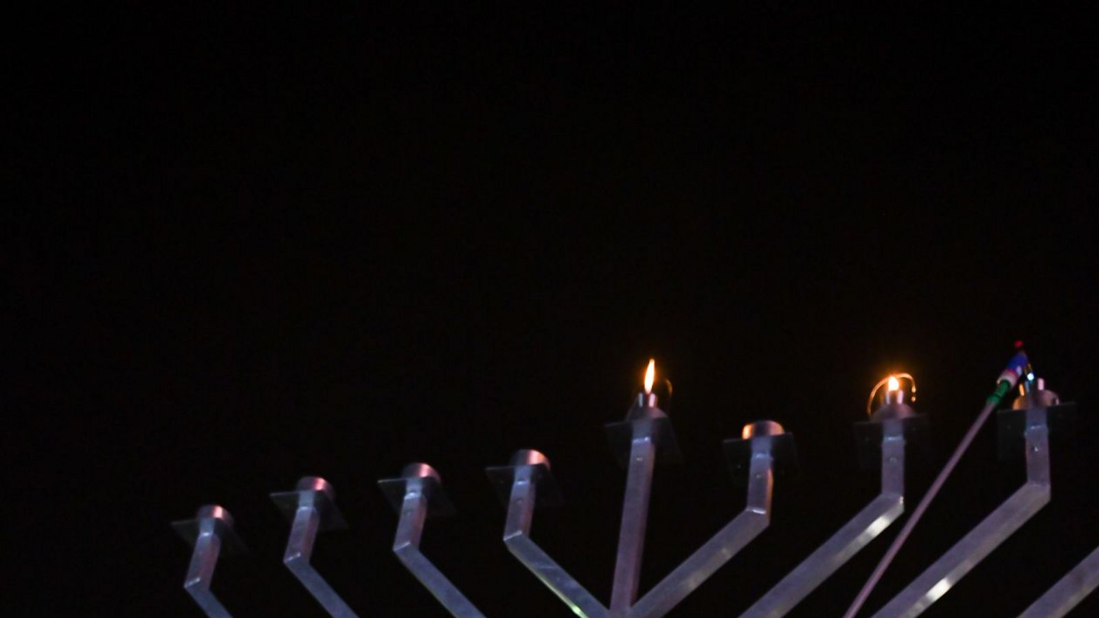 Mit dem Stuttgarter Ortsrabbiner Yehuda Pushkin entzündete Kretschmann am Leuchter vor dem Neuen Schloss am Dienstagabend die Lichter.Foto: LICHGUT/Max Kovalenko