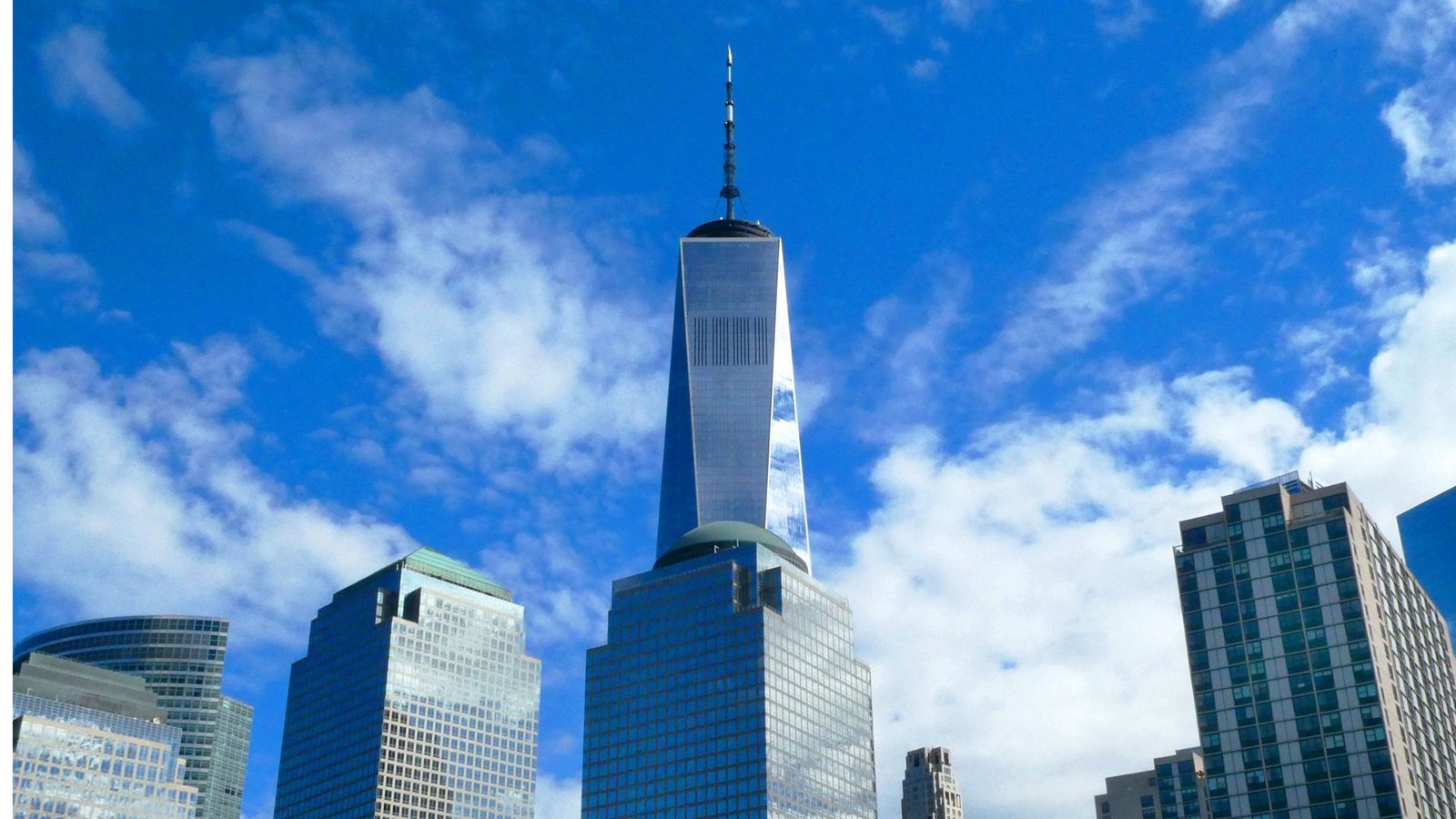 Der höchste Wolkenkratzer in New York belegt mit rund 3,8 Milliarden Euro Baukosten den achten Platz der teuersten Bauten der Welt. Das One World Trade Center ist  mit einer Höhe von 541,3 Metern das neue Wahrzeichen der Stadt, auch weil es exakt an der Stelle des 2001 durch die Terroranschläge zerstörten World Trade Centers errichtet worden ist.Foto: IMAGO/Martin Wagner