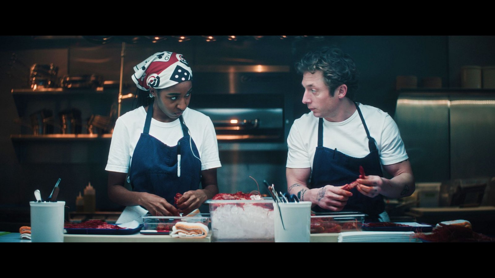 Wie geht es weiter für Koch Carmen "Carmy" Berzatto (Jeremy Allen White, rechts) und seine nicht minder talentierte Kollegin Sydney Adamu (Ayo Edebiri)? Das Restaurant "The Bear" steht in der fünften Staffel am Scheidepunkt.Foto: Disney+/dpa