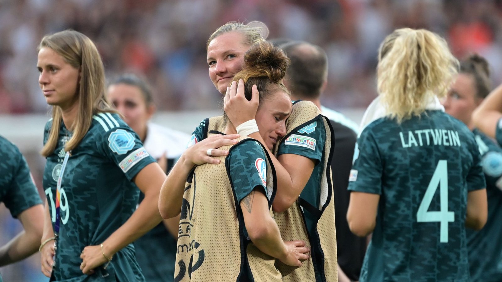Deutschlands Alexandra Popp (m. r.) tröstet Lina Magull (m. l.) nach der Finalniederlage im Wembley-Stadion.Foto: dpa/Sebastian Gollnow