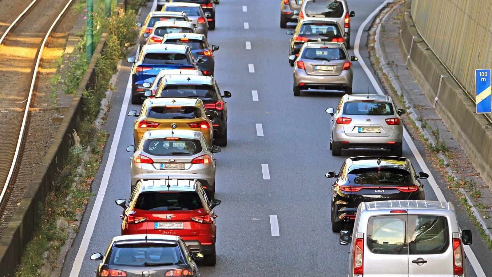Autos im Stau: Abgase fördern den Klimawandel.Foto: imago/Gottfried Czepluch