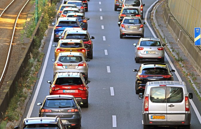Autos im Stau: Abgase fördern den Klimawandel.<span class='image-autor'>Foto: imago/Gottfried Czepluch</span>