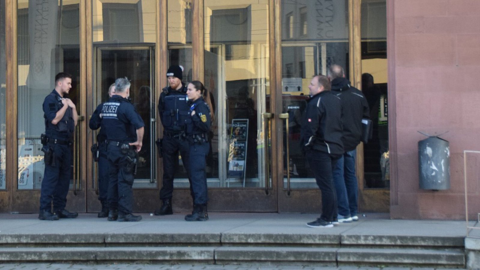 Polizisten stehen vor dem Eingang der Universitätsbibliothek in Mannheim.Foto: dpa/René Priebe