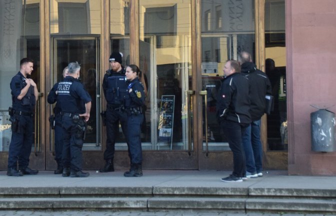 Polizisten stehen vor dem Eingang der Universitätsbibliothek in Mannheim.<span class='image-autor'>Foto: dpa/René Priebe</span>
