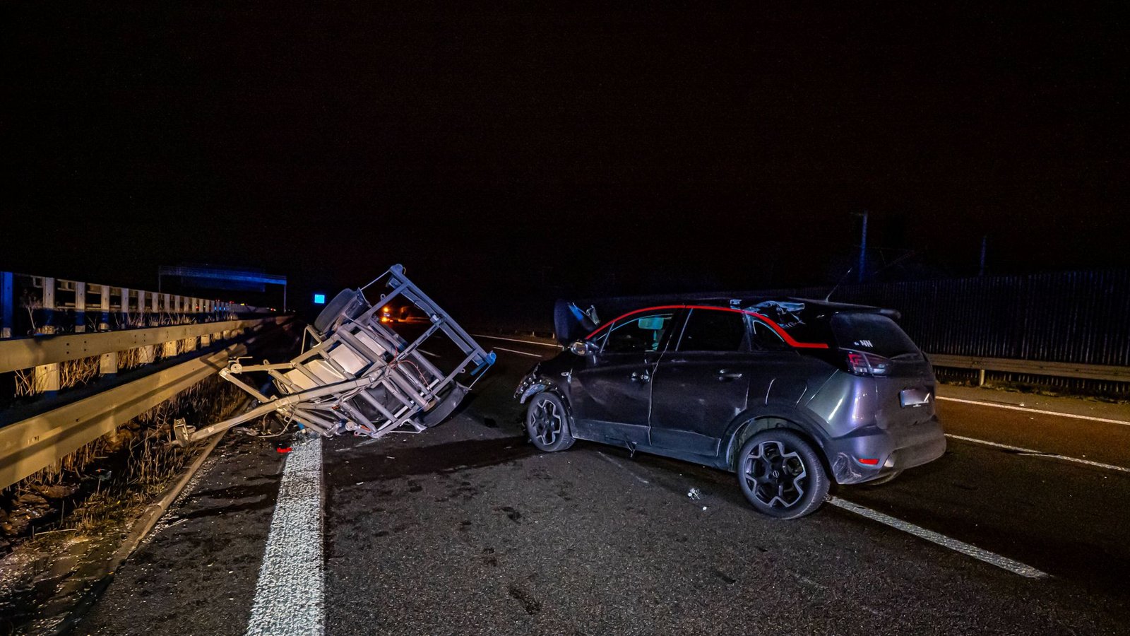Der Anhänger und das Auto mussten abgeschleppt werden.Foto: 7aktuell.de/Alexander Hald/7aktuell.de | Alexander Hald