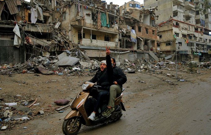 Teile von Beirut sind zerstört – doch die Waffenruhe zwischen der Hisbollah und Israel bedeutet das Ende eines Albtraums für die Libanesen.<span class='image-autor'>Foto: dpa/Marwan Naamani</span>