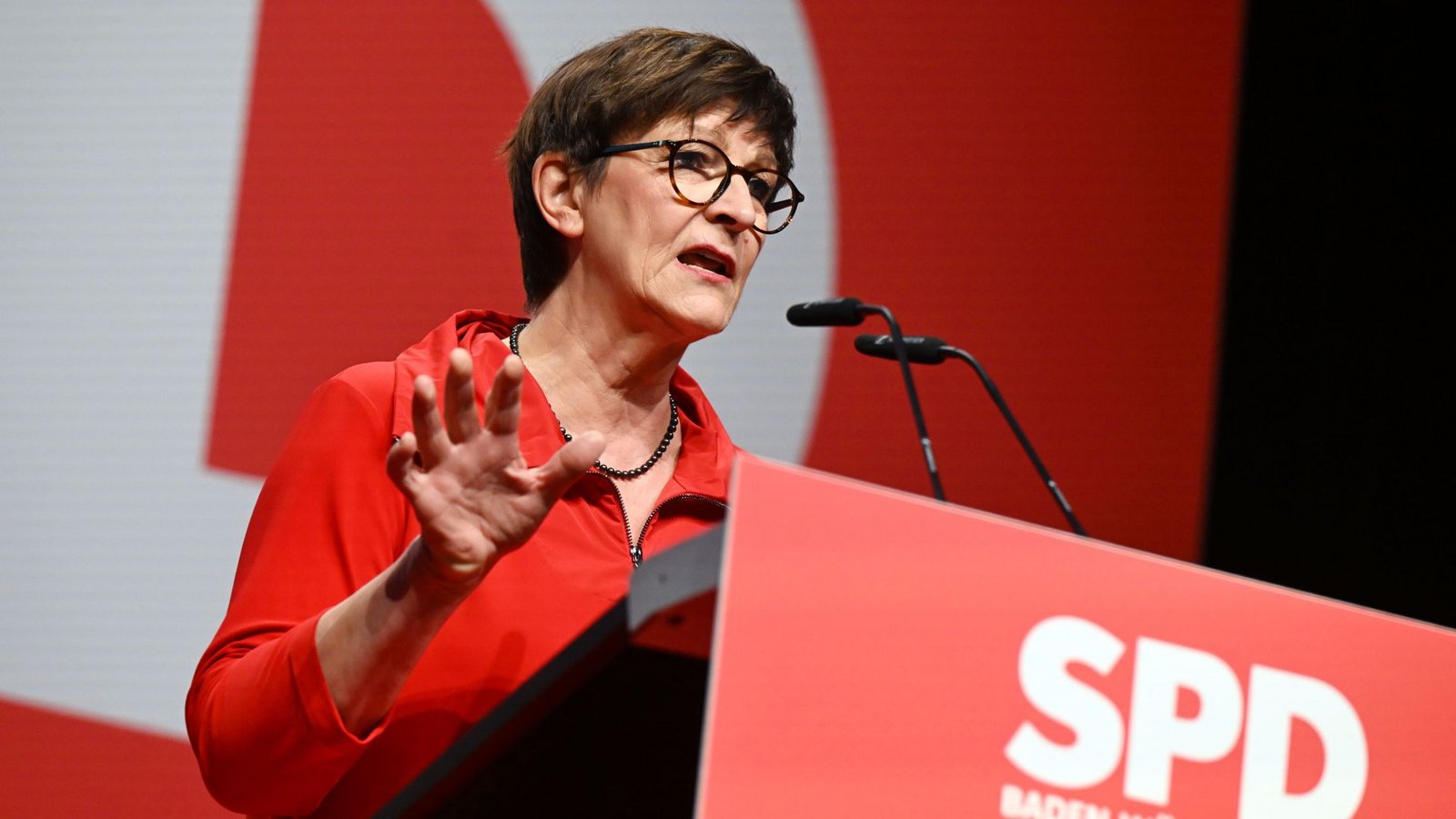 Die SPD-Vorsitzende Saskia Esken stellt sich hinter Olaf Scholz.Foto: dpa/Uli Deck Die SPD-Vorsitzende Saskia Esken stellt sich hinter Olaf Scholz.Foto: dpa/Uli Deck